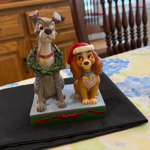 Disney’s showcase“Deck the Dogs” 6007071 Jim Shore Lady and Tramp 6 1/2 x 4 1/2